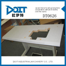 DT0626 sur la table de machine à coudre de bord avec la roue